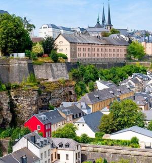 pohled na město s domy a budovami