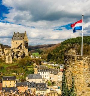 vlajka vlající nad městem s hradem