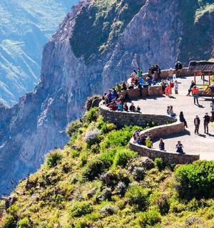 一群人站在山上