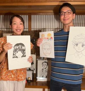 一名男子和一名女子举着图画