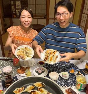 一男一女坐在桌边，吃着食物