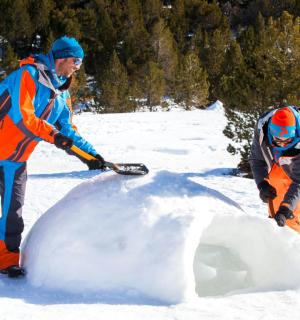 两个男人在雪地里玩雪人