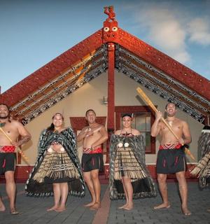 skupina lidí stojících před budovou