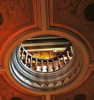 pohled shora na točité schodiště v budově