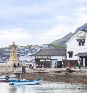 港口附近水中的一艘小船