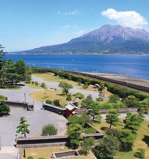 依山傍水的公园