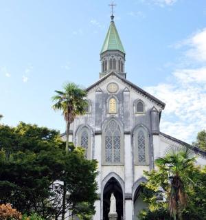 一座有尖顶的教堂