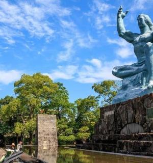 一尊双手高举的女人雕像