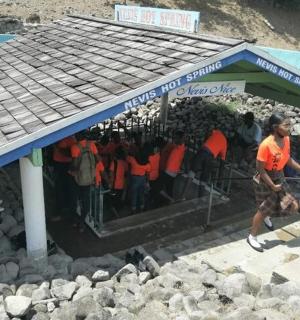 一名男子走过建筑物中的一群人