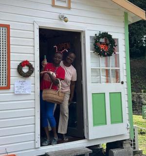 两个女人站在房子门口