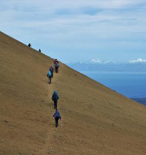 一群人正在爬山