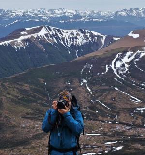 一名男子在山顶上拍照