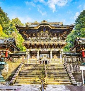 一座前面有楼梯的大楼