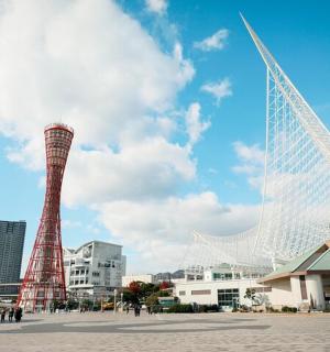 城市前有塔楼的大型建筑