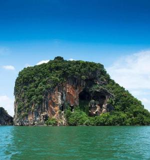 水中央的一个小岛