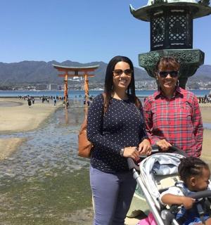 海滩上，一男一女推着婴儿车