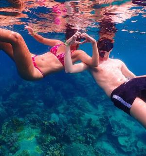 两个人在水中做出心形手势