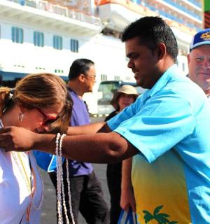 一名男子用绳子帮助一名女子