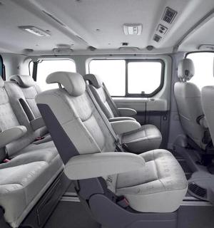 una foto in bianco e nero dell'interno di un furgone