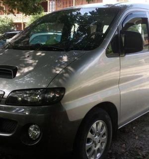 一辆银色的小型货车停在停车场