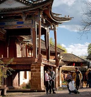 skupina lidí stojících před budovou