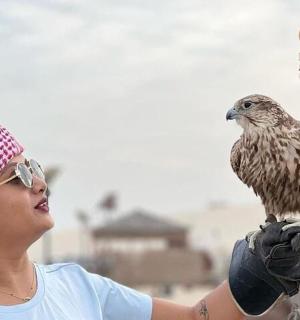ženska drži ptico na roki