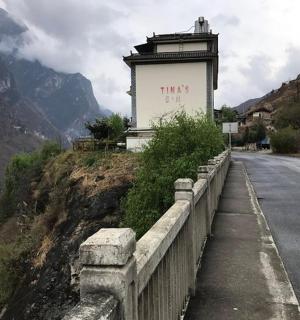 山边有建筑物的道路