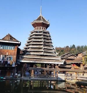 河边一座带塔楼的大楼