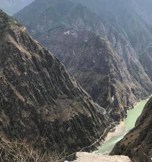 峡谷中河流的山景