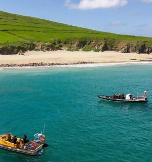 dvě lodě ve vodě vedle pláže