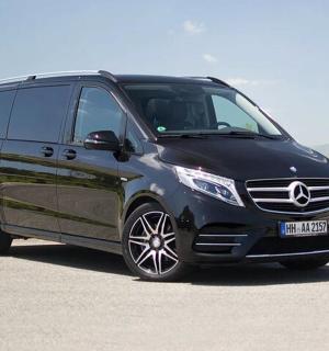 一辆黑色奔驰面包车停在路上