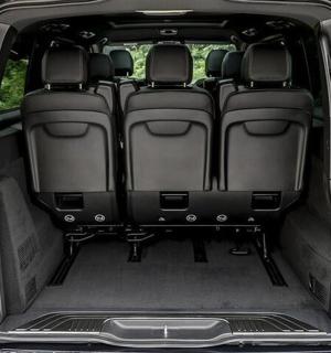 汽车后备箱打开,后门也打开