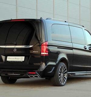 一辆黑色货车停在停车场