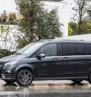 černá dodávka zaparkovaná na parkovišti