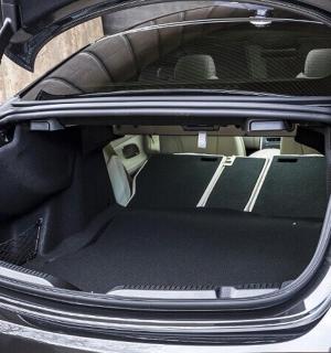 后备箱打开的汽车后备箱