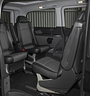 pohled dovnitř na zadní část vozidla