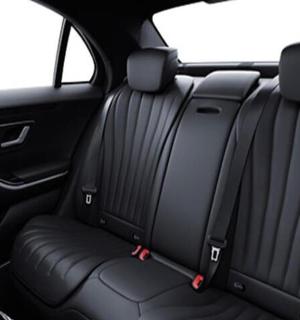 pohled na zadní sedadlo auta