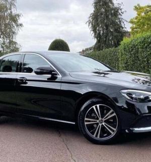 一辆黑色汽车停在车道上