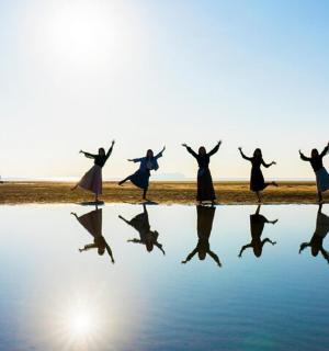 一群人在水中跳跃