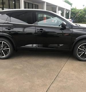 černé auto zaparkované na parkovišti