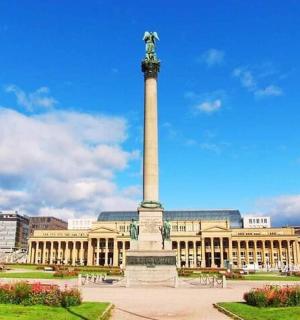 ein großes Gebäude mit einem Denkmal davor