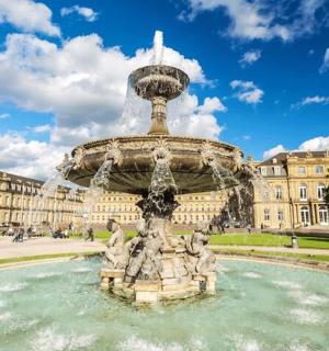ein Brunnen vor einem großen Gebäude