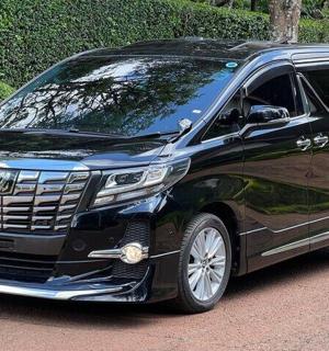 一辆黑色 SUV 停在路上