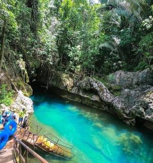 en gruppe mennesker på en tømmerflåde i en flod