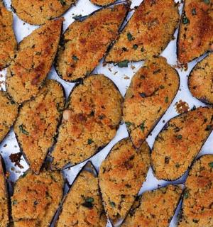 ein Haufen Blätter auf einem Tisch