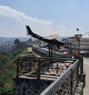 Un avión sentado encima de un balcón.