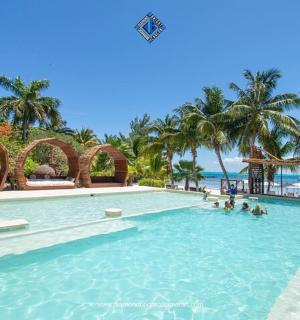 ein Swimmingpool in einem Resort mit Menschen darin