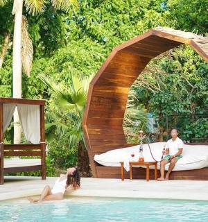 一男一女在游泳池凉亭里