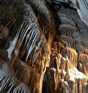 俯瞰被侵蚀的悬崖洞穴