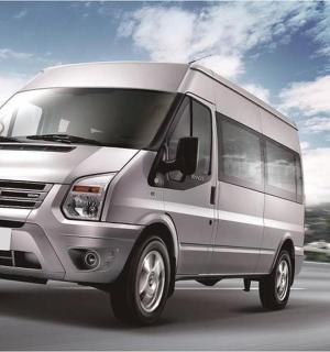 一辆银色货车在高速公路上行驶